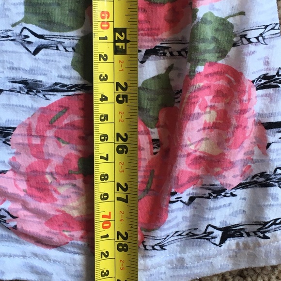 Roses and barbwire Western style women’s tee - Picture 4 of 5